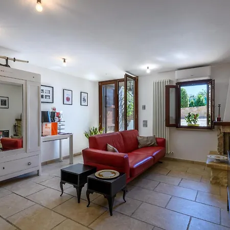 Gorgeous In Terre Roveresche *